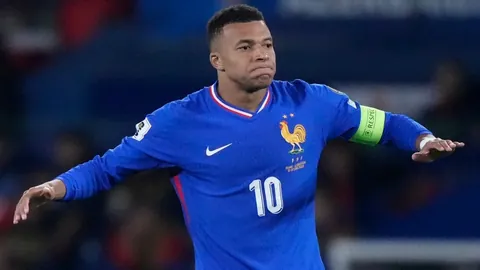 内马尔加盟桑托斯降薪，结束高收入生涯