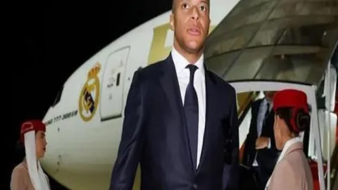 “平凡出身00后矮脚后卫：年收入百万，甜蜜恋情与美模共舞”