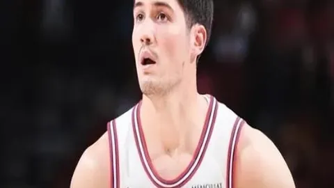 王霜赛后鼓舞新锐：并肩作战，共绘湖北足球新篇章